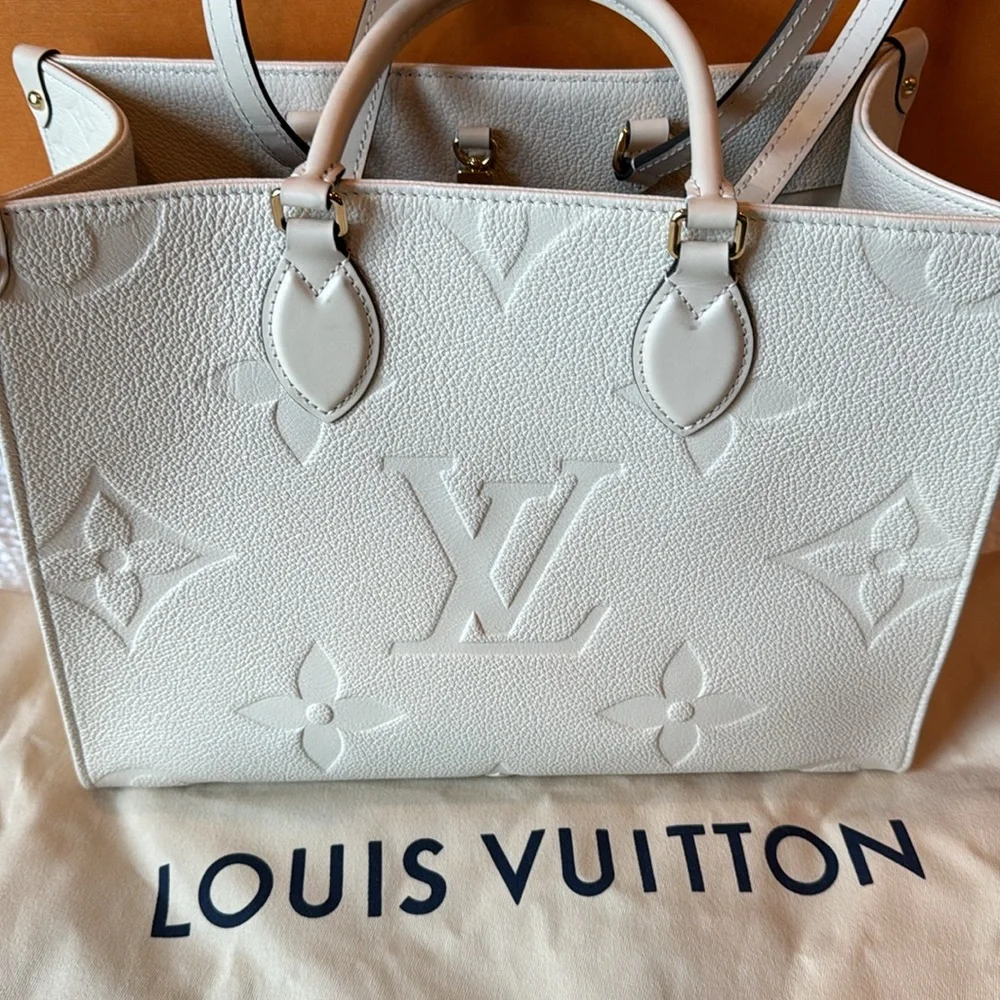 Louis Vuitton OnTheGo MM Cream Tote w/ box and dust bag - Picture 5 of 16